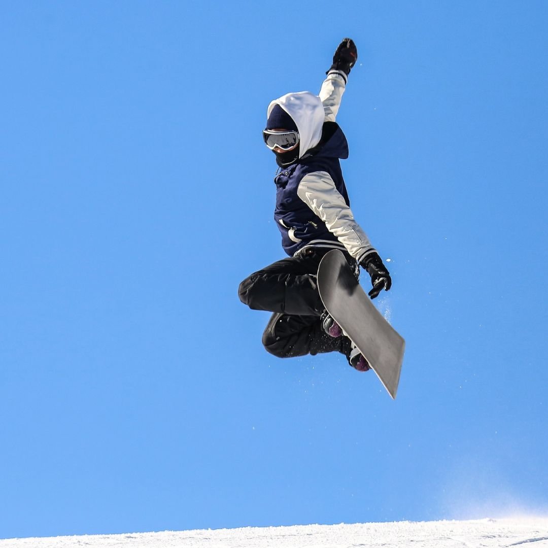 Skiing and Snowboarding Knee Injuries: Expert Advice from a Knee Surgeon in London