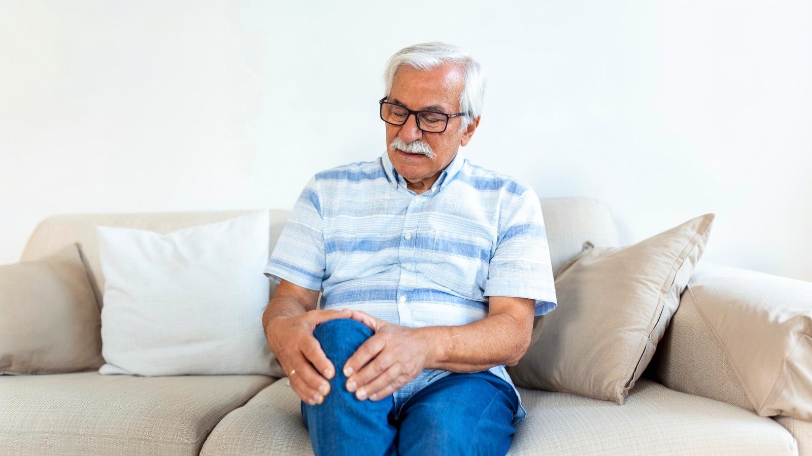 Knee Pain After Sitting for Long Periods: Causes and Treatment Options
